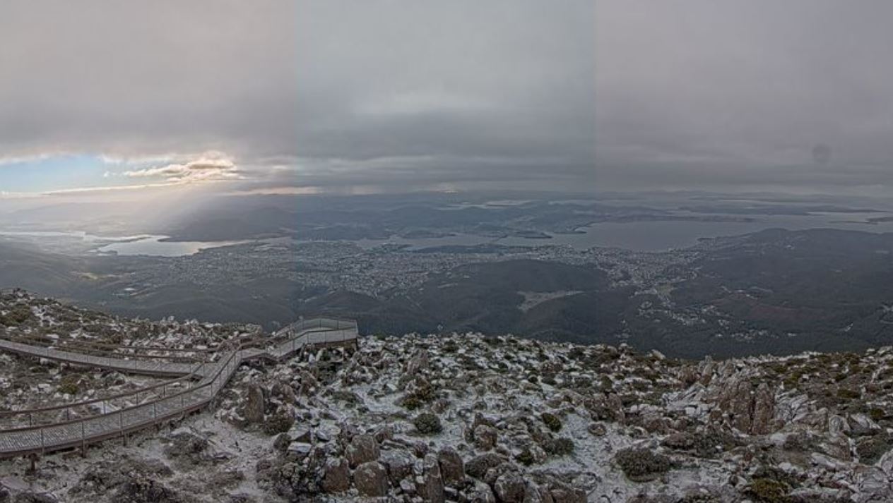 Dusting of snow above Hobart as cold, wild weather heads for mainland