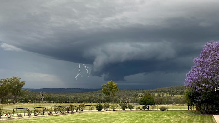 People rescued from flash flooding in NSW, with more heavy rain forecast 