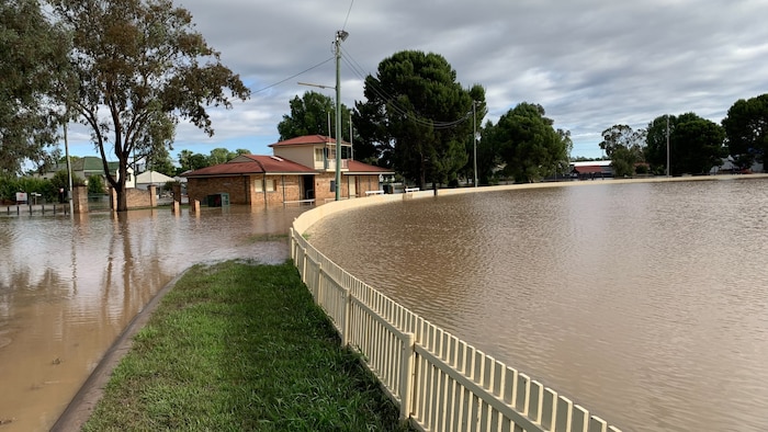 NSW floods worsen with major flood warnings, rescues and pleas for people to play it safe