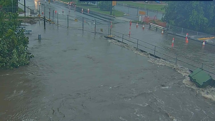 Mackay school evacuates cattle as heavy rain closes roads and brings localised flooding