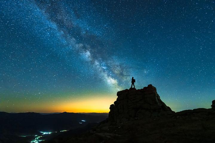 Image: Stargazers will be watching the skies for a chance to glimpse the Geminid meteor shower this weekend. Source: iStock / bjdlzx
