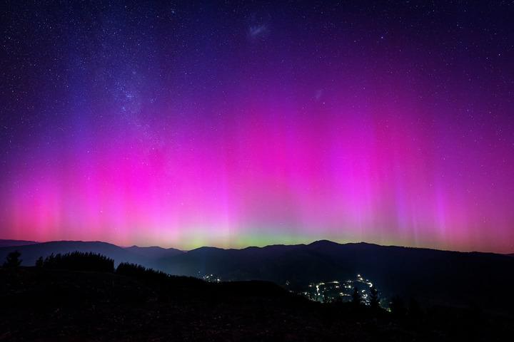 Image: Aurora australis in Bright, Vic in January 2025. Source: @jamesofbright / Instagram