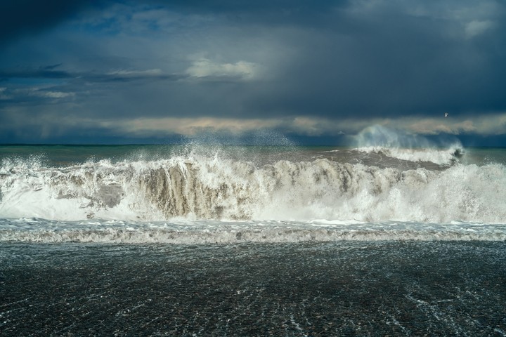 Image: Large waves and a dangerous storm tide will hit southeast Qld and northeast NSW in the coming days. Source: iStock / ArtMarie.