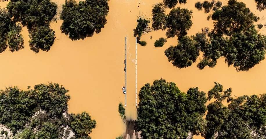 Image: Flooding near Bedourie at the end of March, with major flooding also now occurring at Birdsville. Source: Valeri Fernandez / Instagram