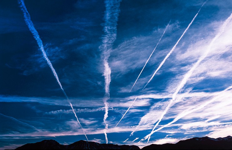 Image: Contrails over the Sierra Nevada mountain range in the USA. Source: iStock / GomezDavid