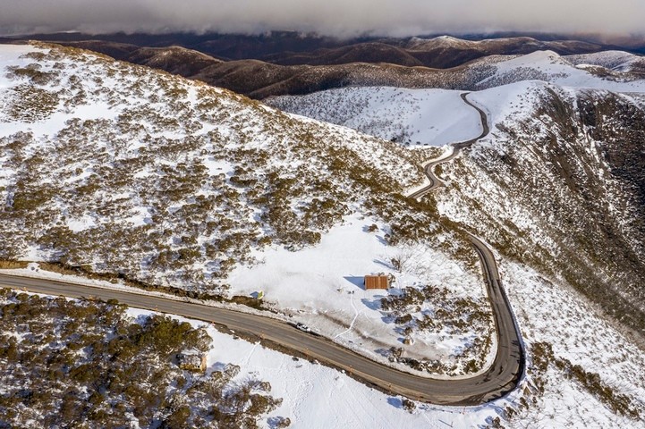 Image: Snow surrounding the Great Alpine Road in Victoria. Source: iStock / mikulas1.