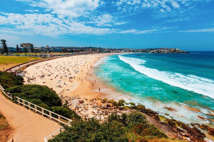 Image: Sydney's beaches will be busy on Saturday as the city warms towards 30 degrees. Source: iStock / Joseph Christopher Oropel.
