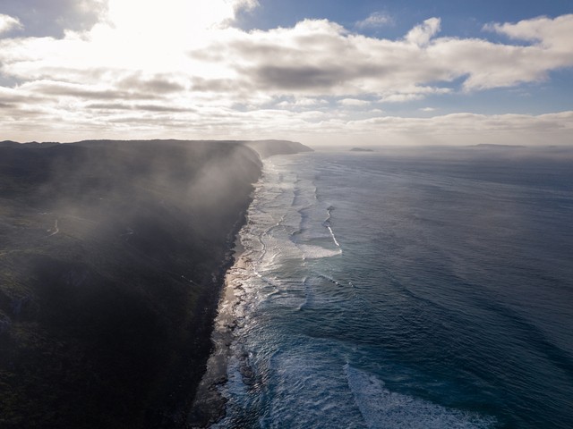 Image: Indian Ocean meeting the Western Australia coast. Source: iStock / Mystockimages.