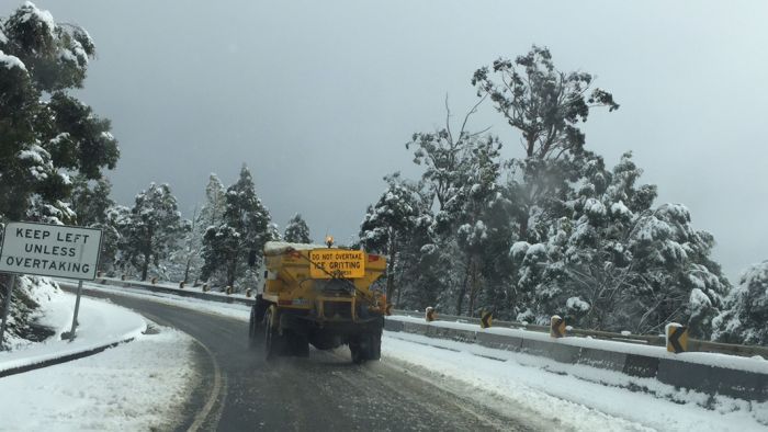 Heavy snow in Tasmania leaves motorists stranded south of Hobart