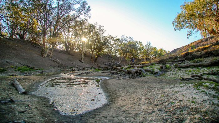 Walgett loses all water, some air conditioning as heatwave pushes temperatures near 40 degrees