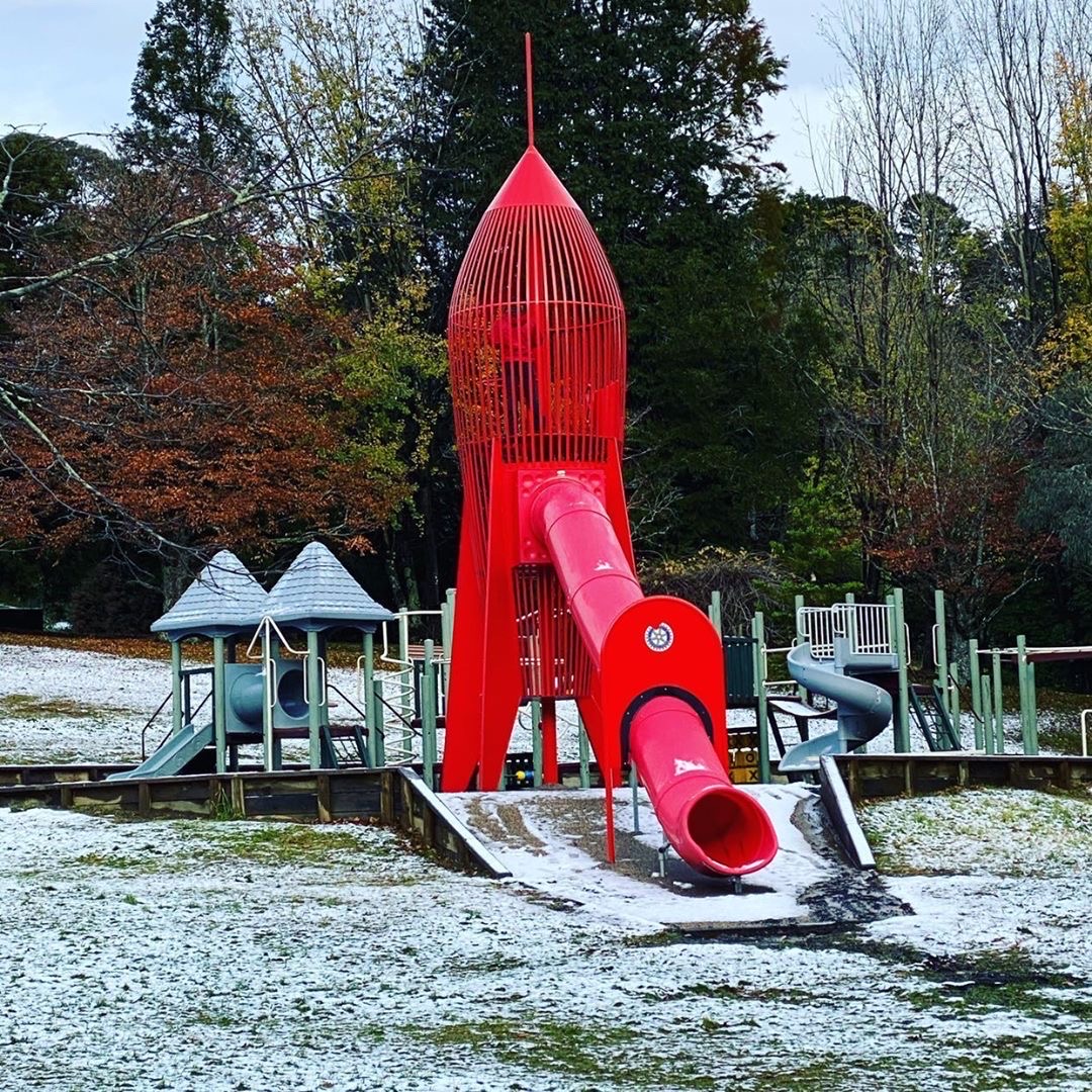 Snow in central NSW as dangerous low pressure system deepens over Tasman Sea