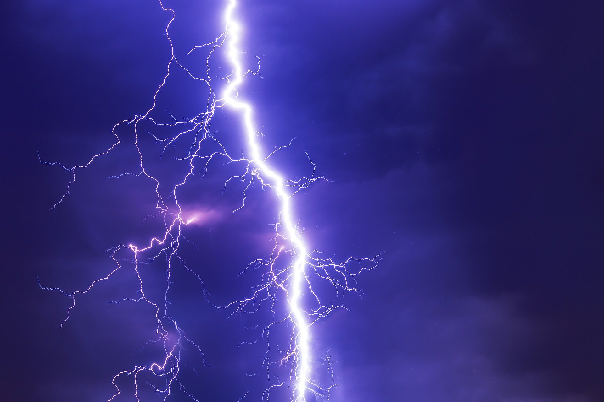 Did lightning really strike a golf ball in mid-air?