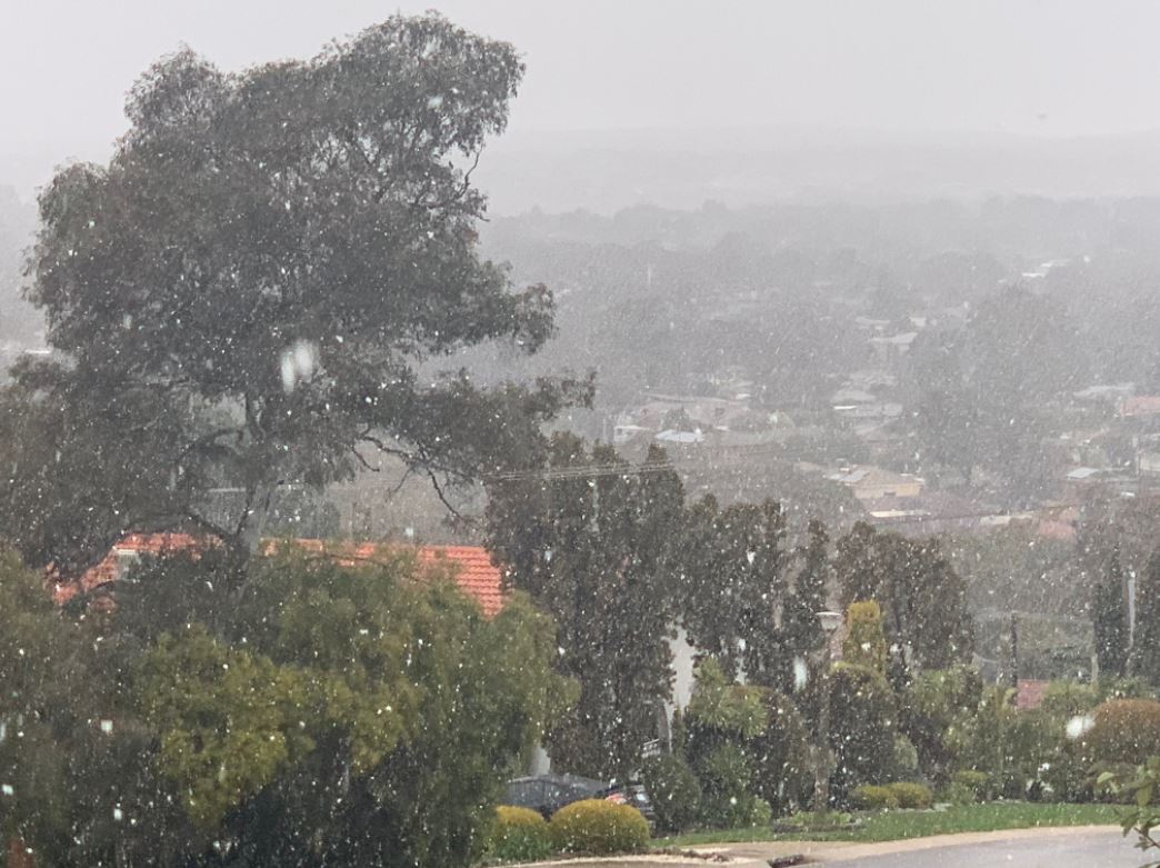 Heavy snow flurries as Canberra becomes Canbrrrrrrr!