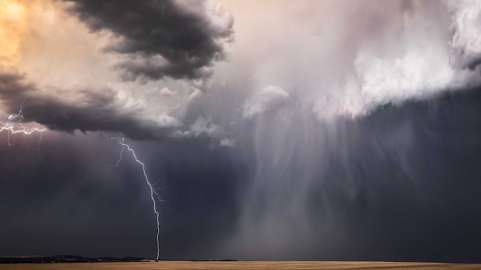 Widespread rain and gusty winds hit WA's south, Mid West, while north set to bake