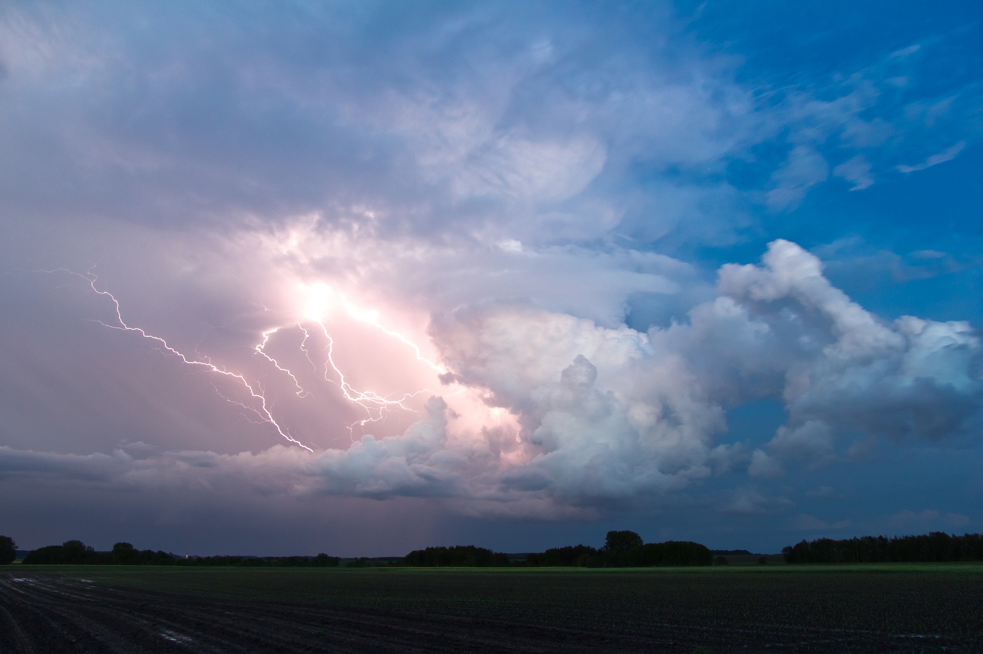 Storms stretching 2,500 kilometres across NT and QLD