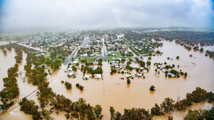 Clean-up begins in flooded towns as rising floodwaters pose new threat to other southern Queensland towns 