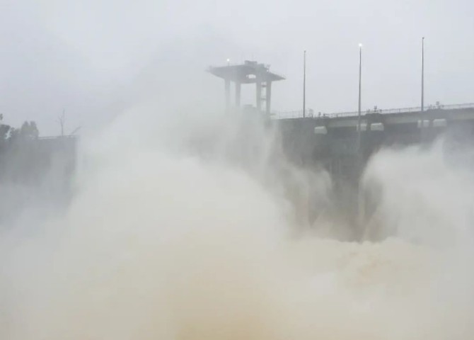 Multiple Qld flood warnings as Wivenhoe Dam spills