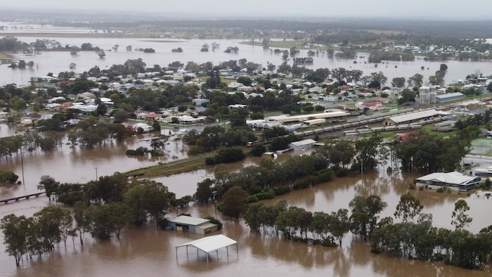 Rain easing over saturated Queensland as flood alert remains for Gympie, Warwick, BOM says