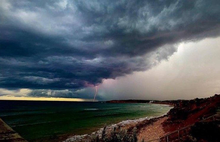 Flash flooding as severe storm pounds Geelong