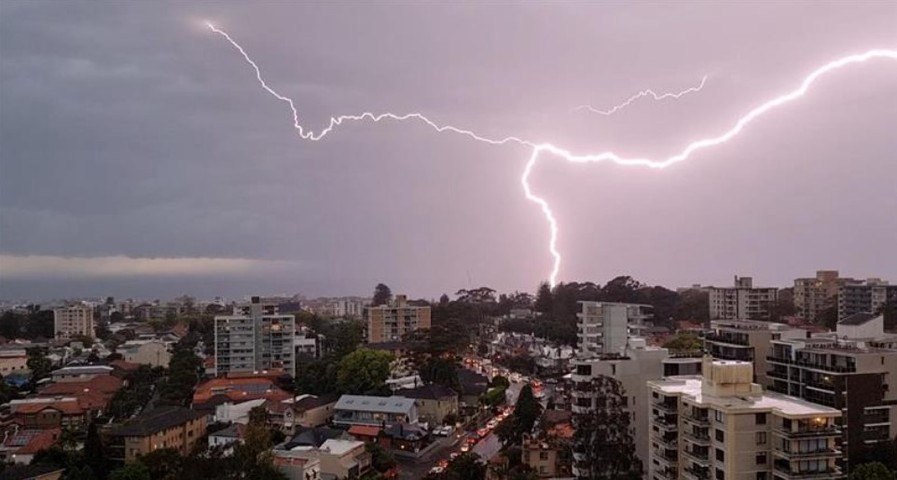 Rumbling, stormy day across NSW, Qld