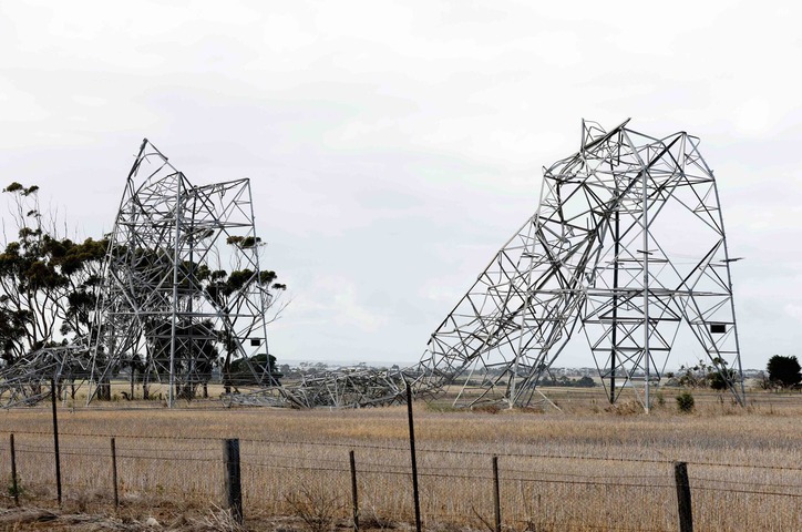 High impact weather lashes Victoria, igniting fires and leaving 500,000 without power