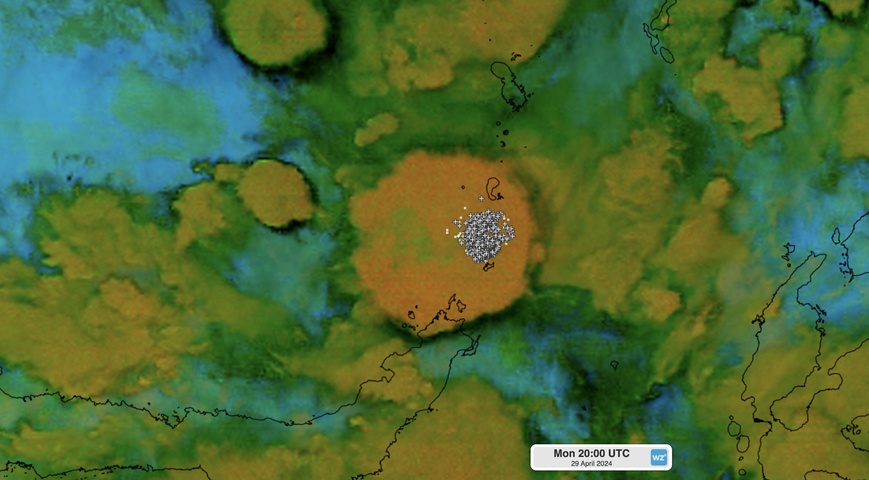 Ruang volcano eruption causes explosion of lightning