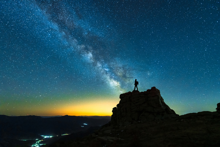 Image: Stargazers will be watching the skies for a chance to glimpse the Geminid meteor shower this weekend. Source: iStock / bjdlzx