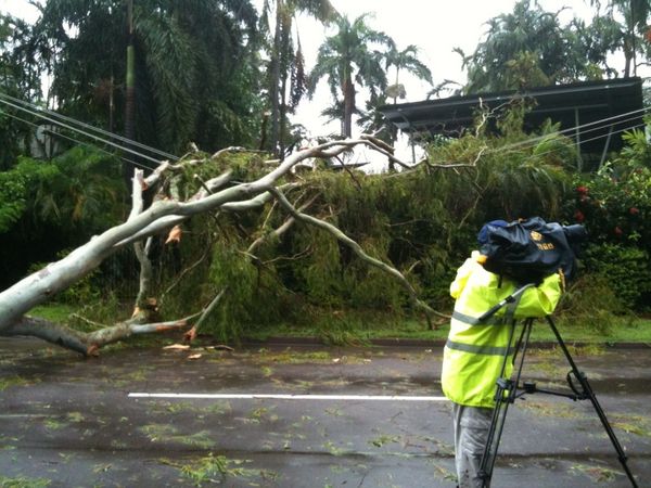 Cyclone Carlos batters Darwin and Top End